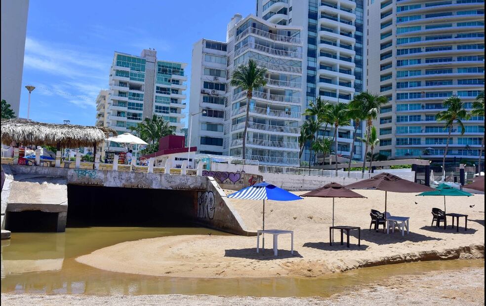 La playa Icacos, en la zona dorada de Acapulco, se vio contaminada por el escurrimiento de agua con lodo proveniente de un canal pluvial, el 29 de julio de 2025. Foto: Cuartoscuro.com