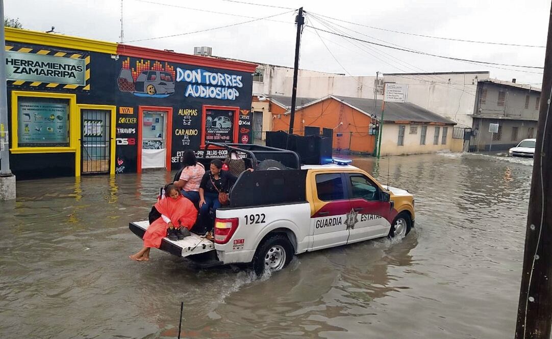 Elementos de la secretarías de la Defensa Nacional y de Seguridad Pública estatal implementaron acciones de emergencia para apoyar a la población. Foto: Especial