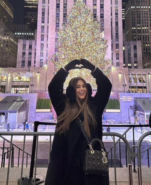 Yanet García resalta sus looks de invierno con estas medias negras 