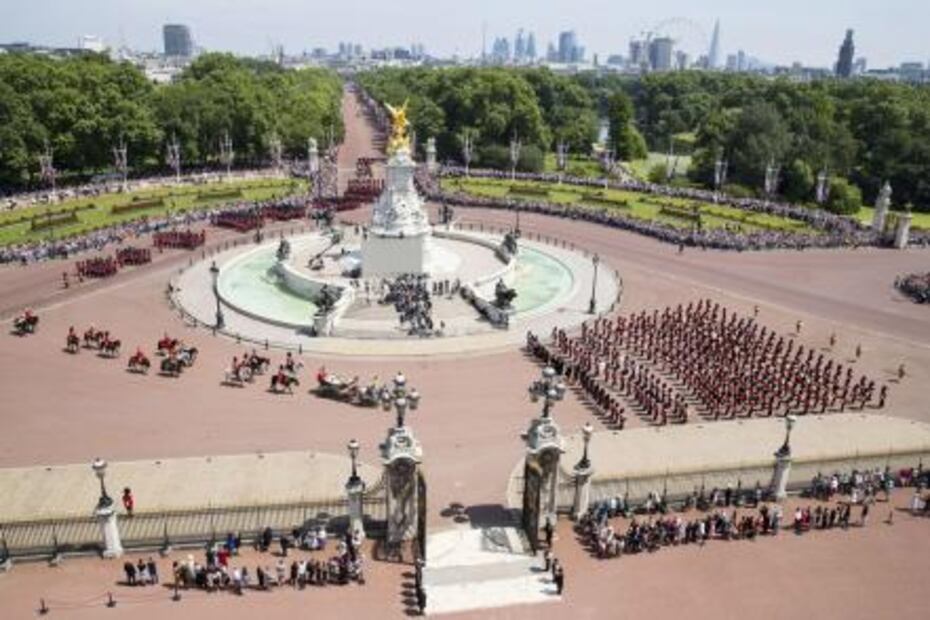 Reina Isabel II disfruta junto a su familia de desfile militar por su cumpleaños