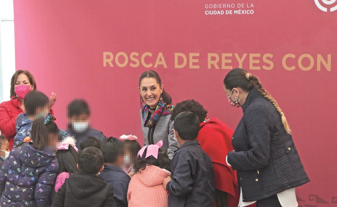 La jefa de Gobierno partió una Rosca de Reyes con niños víctimas de algún delito. Foto: Carlos Mejía/ EL UNIVERSAL.
