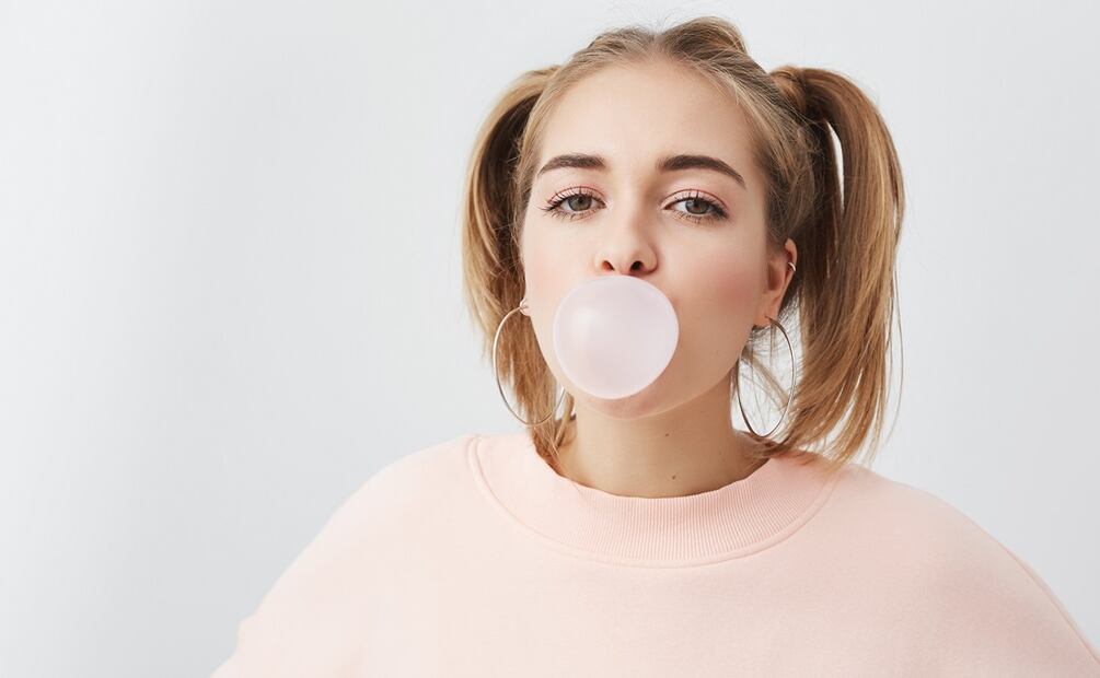 El chicle puede adherirse a la ropa. Actuar rápido hará que sea más fácil eliminarlo. Foto: Freepik