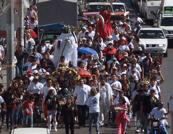 Realizan peregrinación en honor a la Santa Muerte
