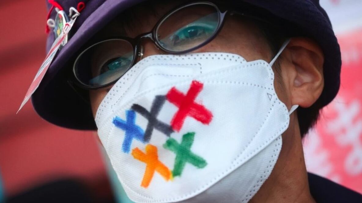 Un hombre lleva una mascarilla con los colores olímpicos en protesta contra los Juegos. Foto: Reuters