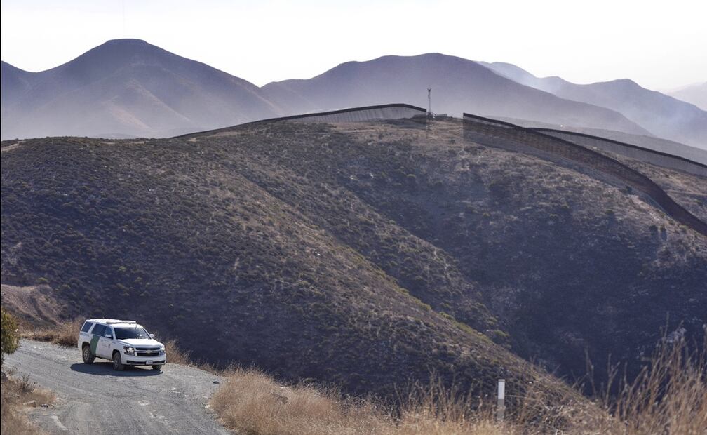 Migrantes son detenidos por la Patrulla Fronteriza tras cruzar el muro, el 23 de enero de 2025, en San Diego, California. Foto: AP