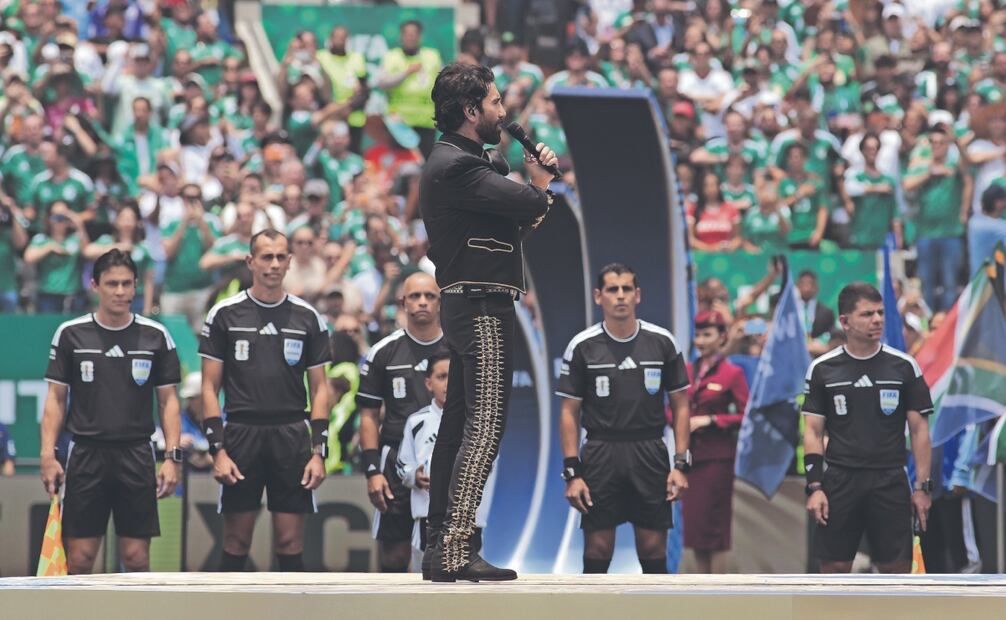 Alejandro Fernández entonó el Himno Nacional a capela. Foto: Diego Simón y Carlos Mejía/ EL UNIVERSAL