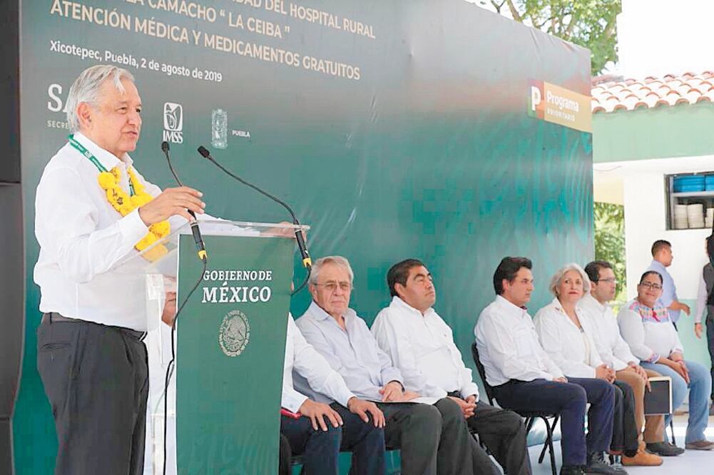 Pide paciencia. Andrés Manuel López Obrador visitó el Hospital Rural Villa Ávila Camacho (La Ceiba), en Puebla. Foto/ESPECIAL
