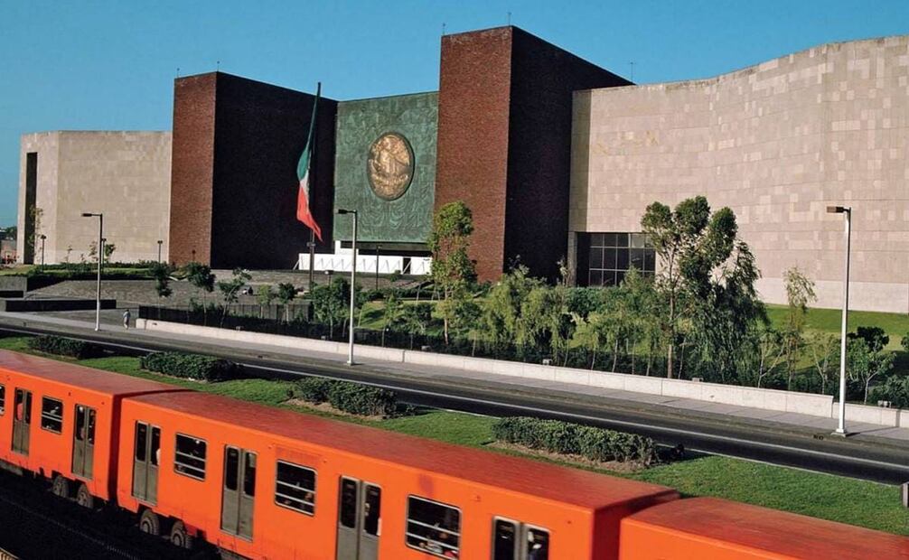 La estación Candelaria/Palacio Legislativo de la línea 4 fue la primera de la red en develar desde su inauguración dos denominaciones. Para no estropear la imagen del recinto legislativo, se optó por construir la estación en la superficie. Se decidió agregar un segundo nombre a la estación: “Palacio Legislativo”. Imagen: Archivo Ramírez Vázquez vía Facebook Metronomía.