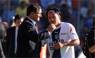 El día que Enrique "Ojitos" Meza retó a golpes a Juan Carlos Cacho, su jugador en el Pachuca