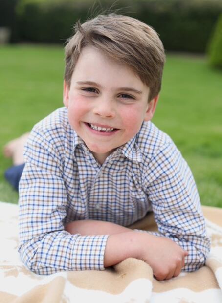 Foto del príncipe Louis, por su cumpleaños número 6, que subió la princesa Kate Middleton a sus redes. FOTO: TWITTER