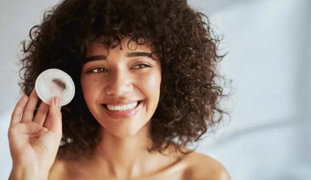 Retira tu máscara waterproof gentilmente y lava tu cara para eliminar rastros de maquillaje. Foto: Unsplash