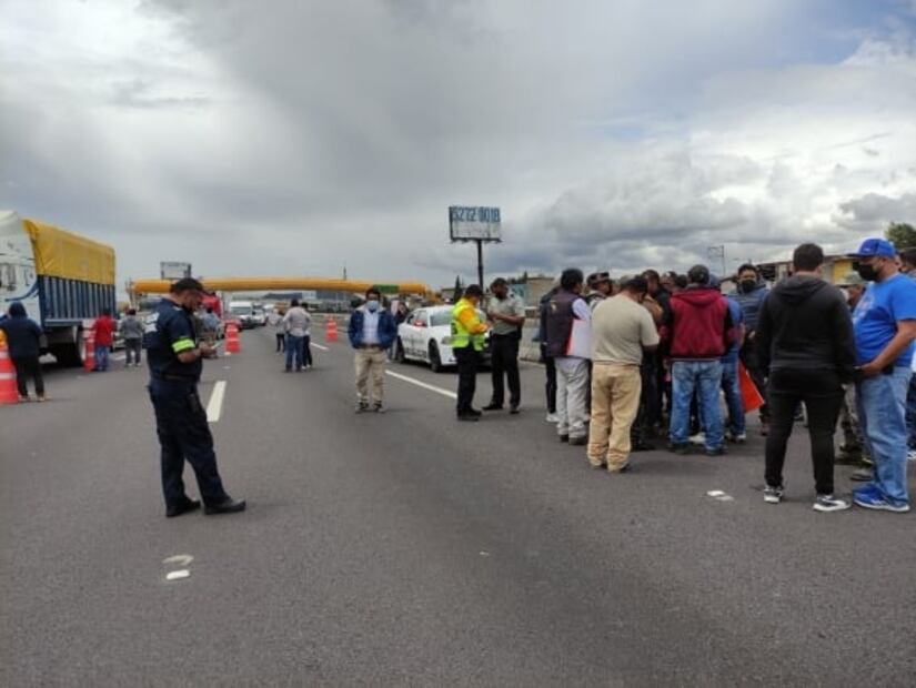 Manifestantes bloquean autopista México-Puebla; exigen cierre de una tortillería