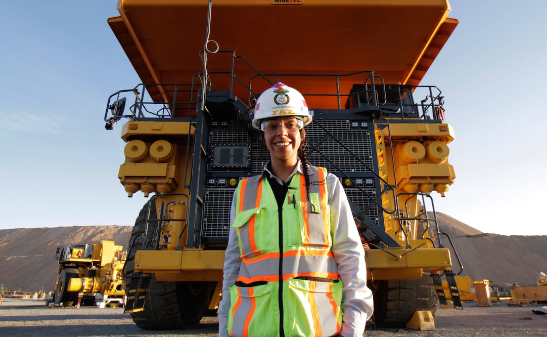 Yazmín, frente a Camilo, su "camioncito", un yucle que mide 8.63 metros de ancho por 7.76 de alto y 15 de largo, con capacidad para cargar entre 300 y 500 toneladas. (FOTOS: IRMA MEJÍA. EL UNIVERSAL)