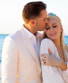 Los detalles y el precio del lujoso anillo de compromiso de Paris Hilton 