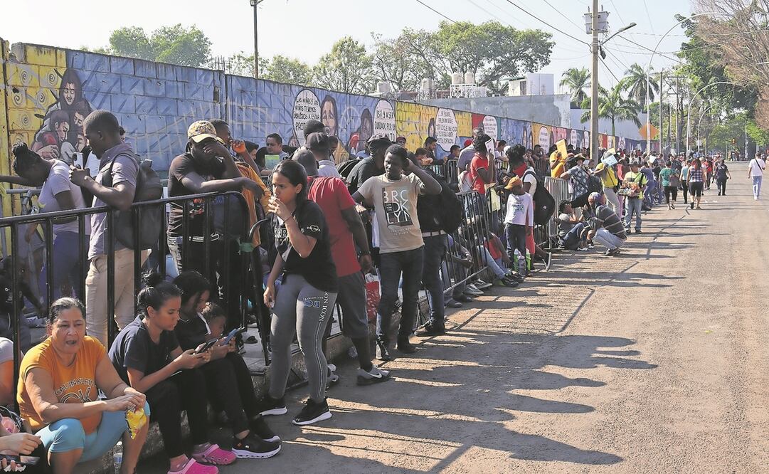 Cientos de migrantes de diversas nacionalidades hacen largas filas para realizar tramites migratorios hoy, en la ciudad de Tapachula en Chiapas (México). Unos 1.000 migrantes originarios de Venezuela, Honduras, El Salvador, Guatemala y en su mayoría de Haití llegaron este lunes al suroriental estado de Chiapas en busca de la solicitud de asilo para iniciar su proceso y cruzar México. EFE/Juan Manuel Blanco
