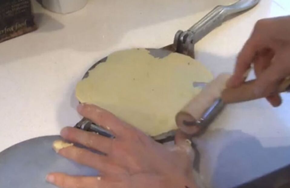 Utilizar la prensa de tortillas es todo un reto para los extranjeros
