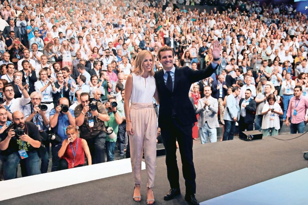 Pablo Casado y su esposa Isabel Torres Orts, después de que él fuera elegido nuevo líder de la derecha española, como presidente del Partido Popular, en sustitución de Mariano Rajoy. (JAVIER BARBANCHO. REUTERS)