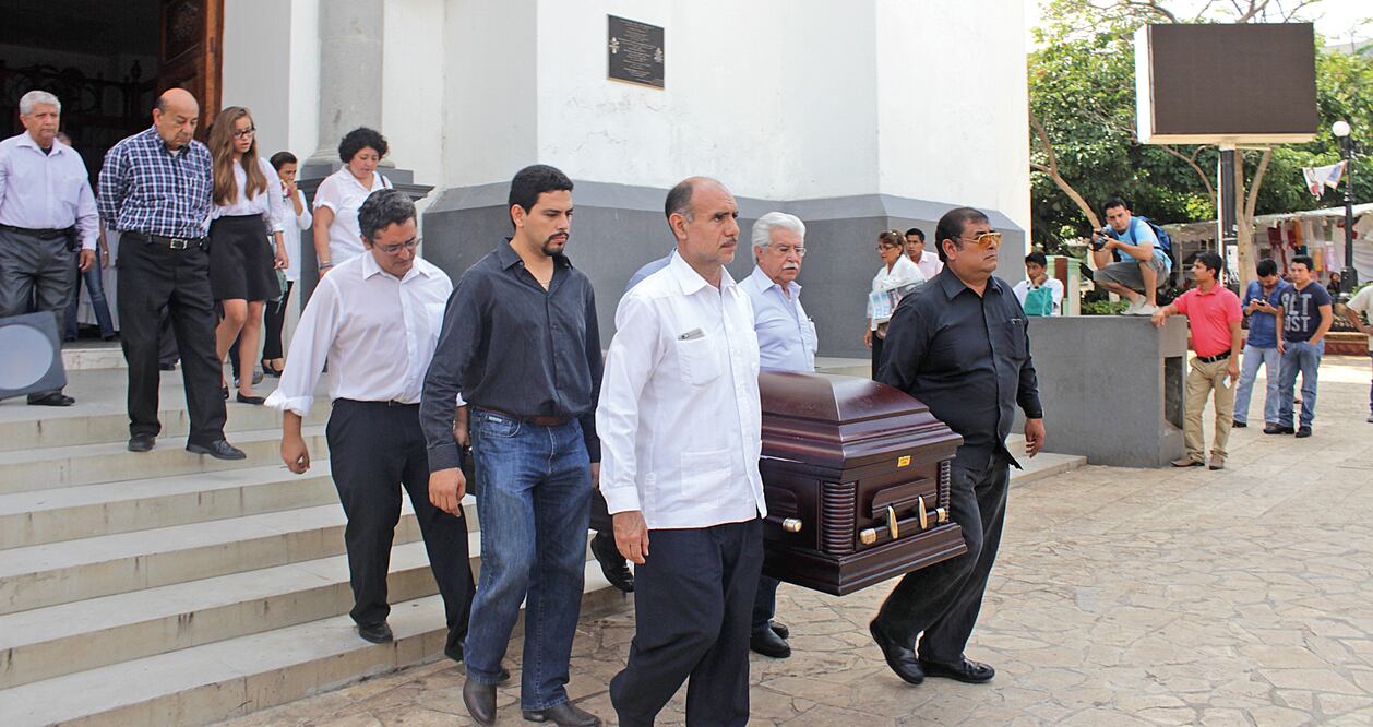El cortejo fúnebre salió de la iglesia para llevar al poeta a su última morada en Tuxtla Gutiérrez (FOTOS: PEPE CAMAS. EL UNIVERSAL)