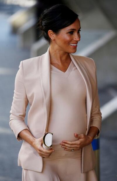 Meghan Markle se adelanta primavera con look monocromático