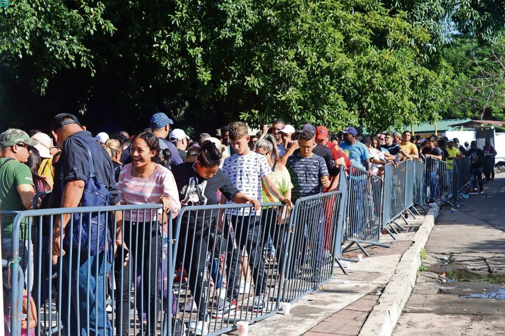 Los inmigrantes indocumentados en Estados Unidos pagaron en 2022 unos 96 mil 700 millones de dólares en impuestos federales, estatales y locales. Foto: EFE/Archivo