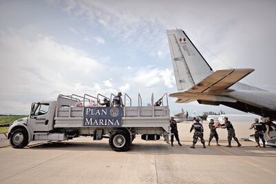 Semar traslada y distribuye víveres a afectados por sismos