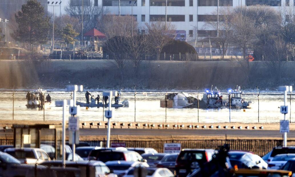 Buscan a supervivientes tras el choque entre un avión y un helicóptero en Washington. Foto: EFE