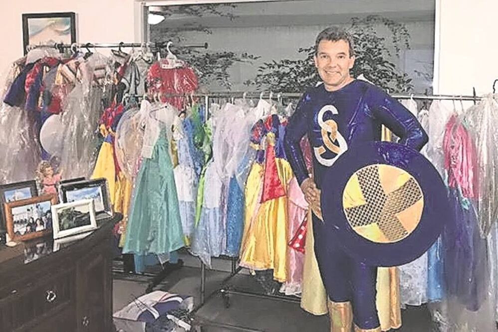 El doctor Sergio con algunos de los disfraces de la colecta de este año para celebrar el “día de las princesas y los superhéroes” (SERGIO GALLEGOS)
