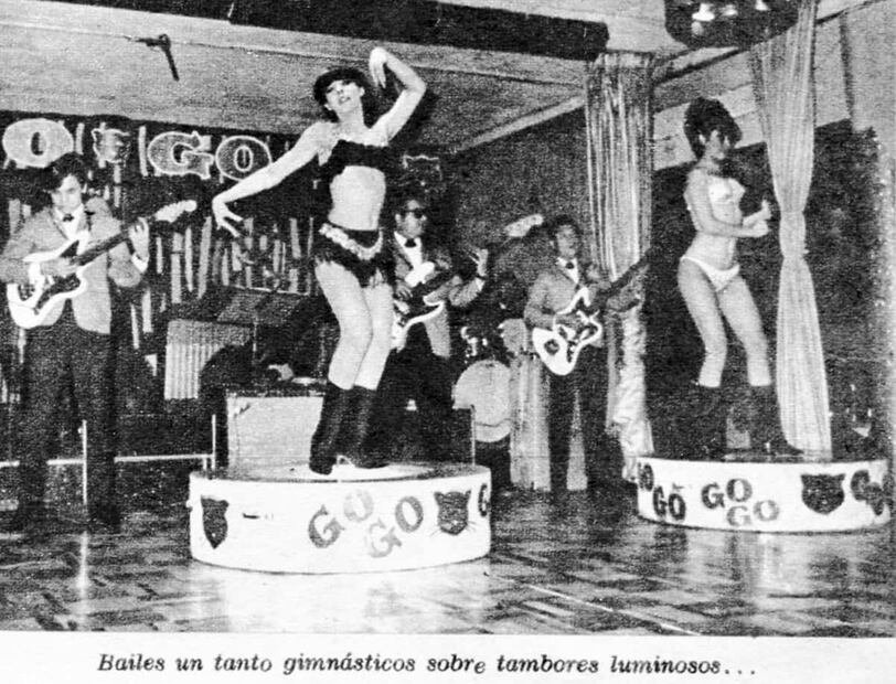 Un par de chicas en bikini bailan a go-gó en unos “tambores” luminosos en una café cantante en 1967. Foto: Colección Villasana