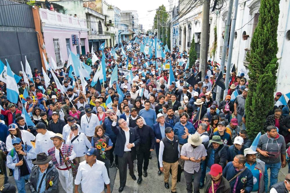 El presidente electo de Guatemala, Bernardo Arévalo (centro), saluda a sus partidarios mientras participa en la Marcha por la Democracia, el jueves pasado. AFP