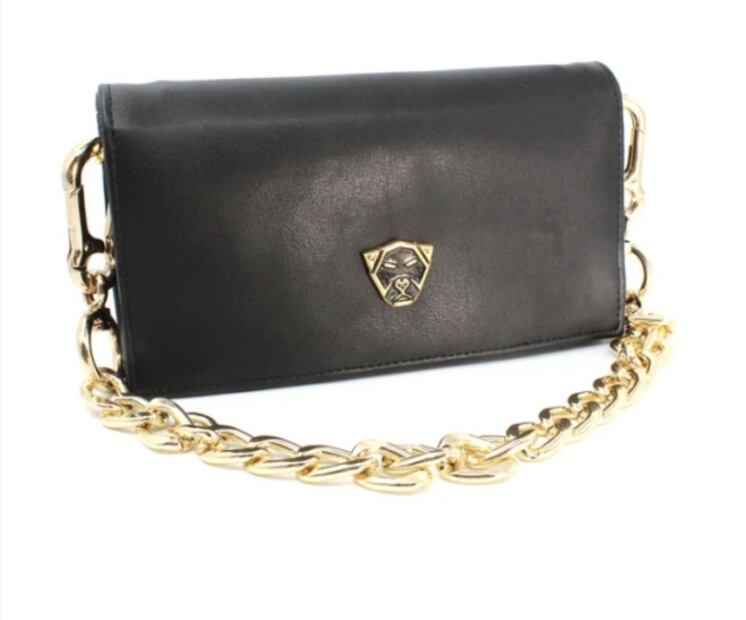 Ary Tenorio enciende Instagram con vestido ajustado con capucha 