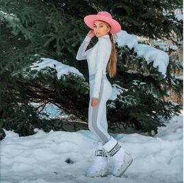 Sofía Castro luce sus curvas en mini bikini 