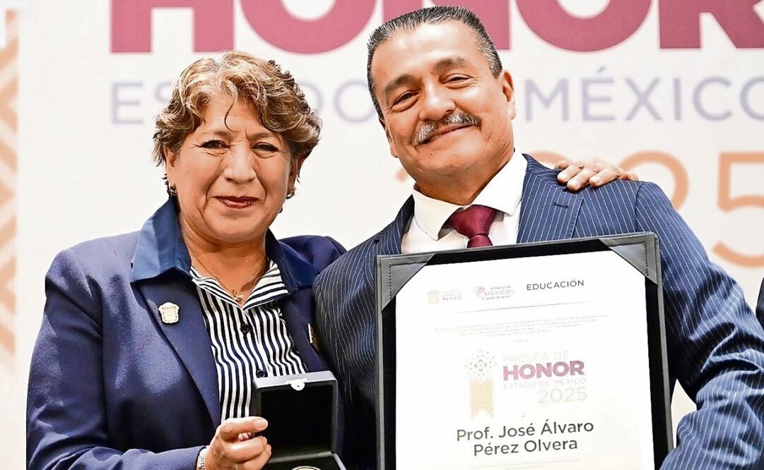 La gobernadora Delfina Gómez reconoció a maestros por 25 años de trabajo en las aulas. Foto: Especial