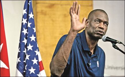 El noble gesto de Dikembe Mutombo con un niño congoleño