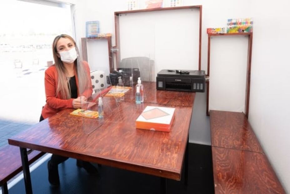 Maestra que daba clases en una pick-up es sorprendida con un “salón de clases móvil”