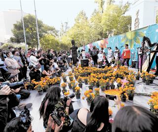 Feministas colocan ofrendas a víctimas