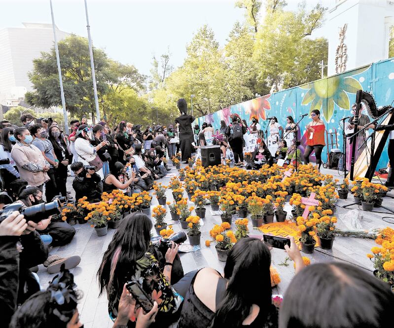 Feministas organizaron un concierto frente al hemiciclo. Foto: JUAN BOITES. EL UNIVERSAL