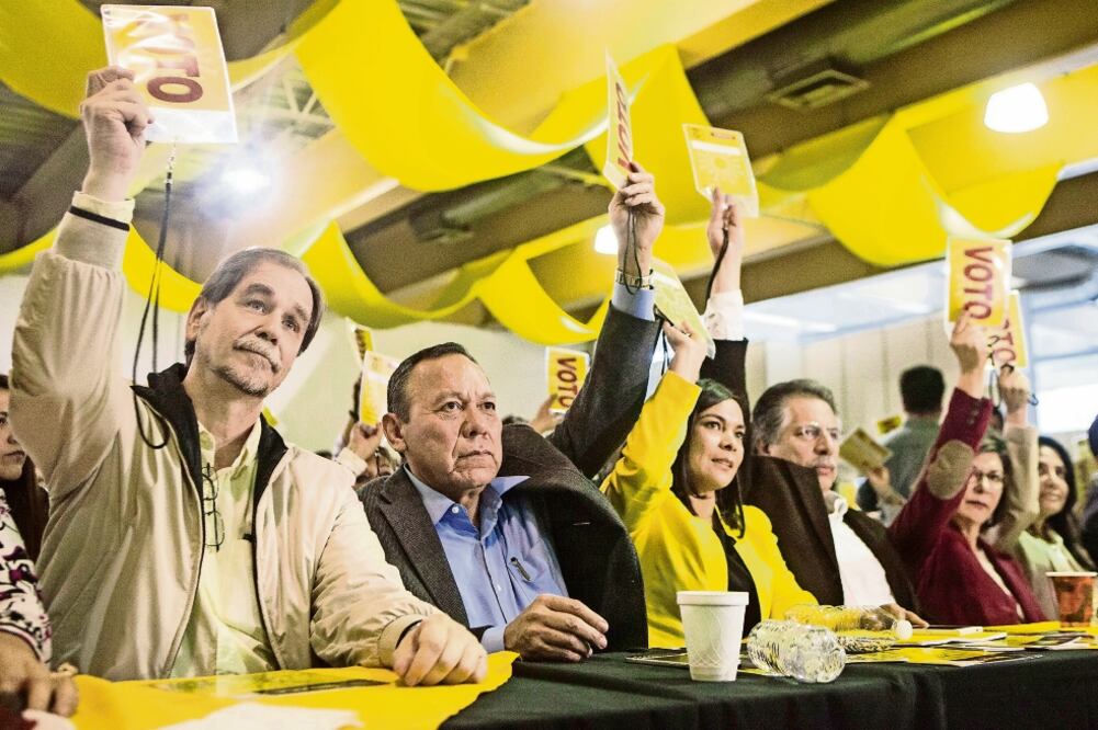 Los perredistas Agustín Basave Benítez, Jesús Zambrano Grijalva, Beatriz Mojica Morga y Jesus Ortega Martínez, durante la votación en el séptimo pleno extraordinario del Consejo Nacional (CRISTOPHER ROGEL. EL UNIVERSAL)