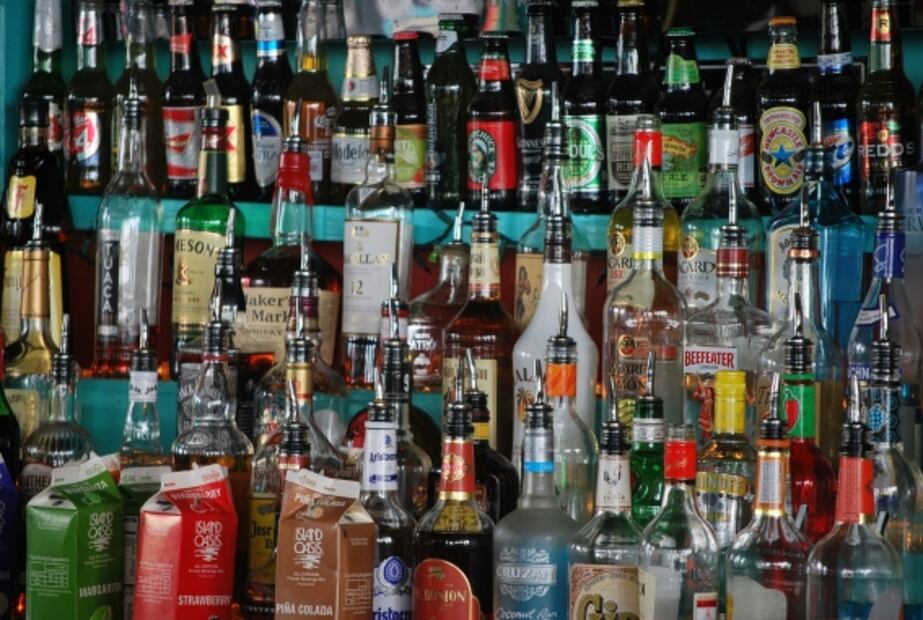 ¿Cómo detectar y evitar que tu bebida sea adulterada? 