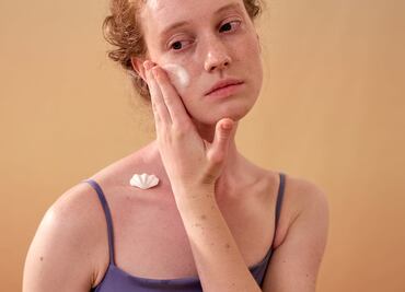 Cómo lograr un tono de piel uniforme con romero