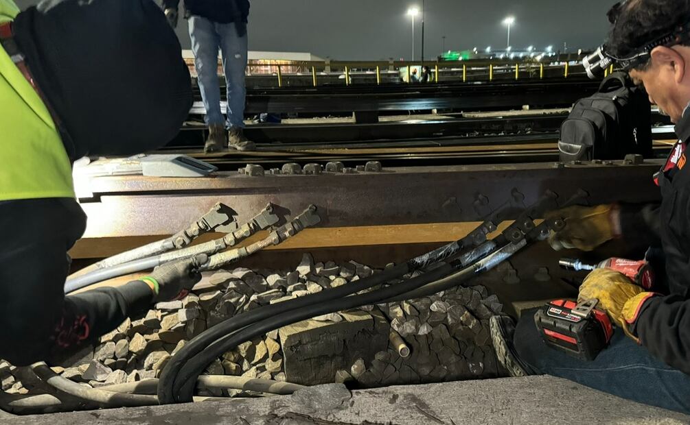Desde la madrugada se realizan labores de desmontaje en la zona de la terminal Pantitlán. Foto: Especial