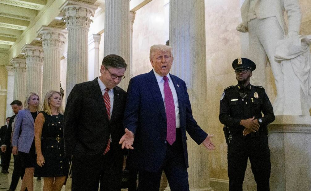 El presidente estadounidense Donald Trump, centro, y el presidente de la Cámara de Representantes, Mike Johnson, salen del Capitolio de Washington luego de una reunión con legisladores republicanos el martes. (20/05/25) Foto: AP