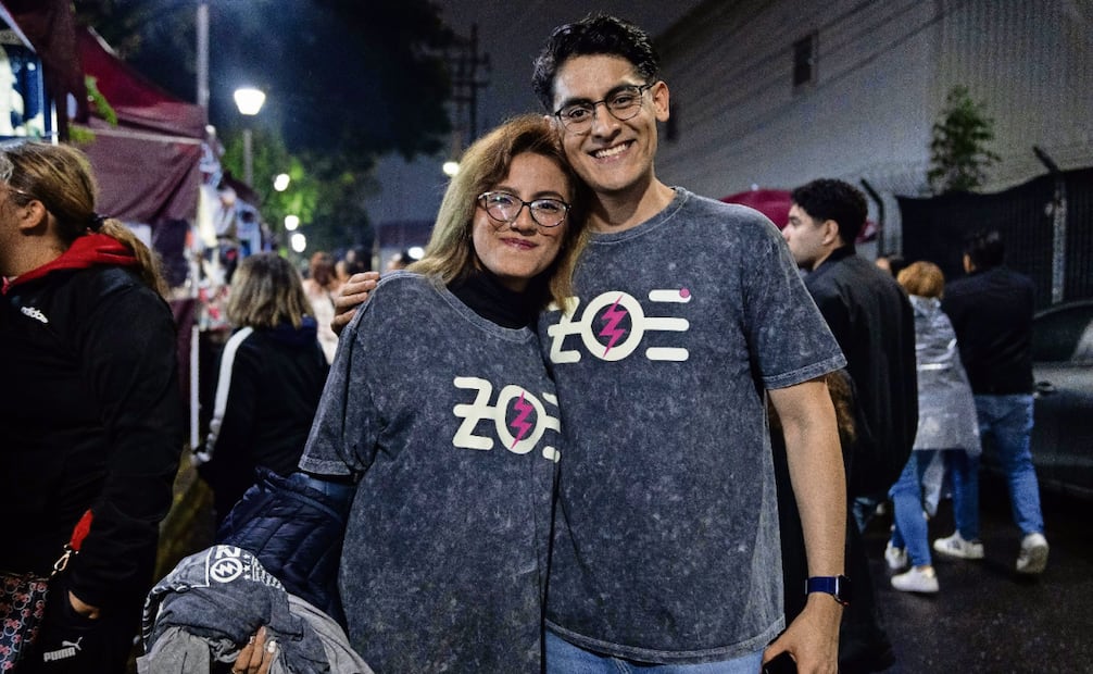 Los impermeables se convirtieron en el outfit de la noche entre familias y grupos de fans en el estadio. Fotos: Hugo Salvador y Jesús Díaz / EL UNIVERSAL
