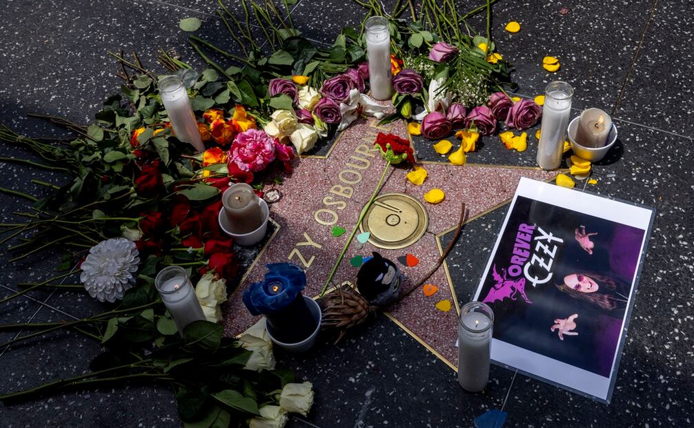 Fans de todo el mundo se reunieron para despedir a Ozzy Osbourne en la estrella que lleva su nombre. Foto:  EFE