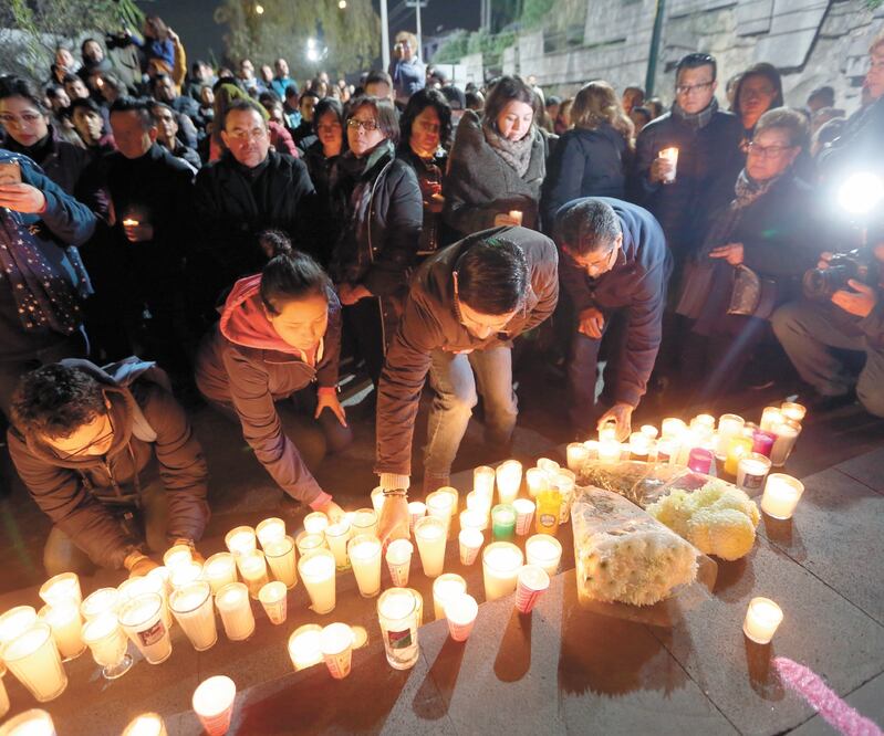 La comunidad universitaria de la UAEMéx rindió un homenaje ayer por la noche a la maestra de danza Sonia, luego de que el lunes fuera asesinada en el Teatro de los Jaguares, de dicha institución. Foto: JORGE ALVARADO. EL UNIVERSAL