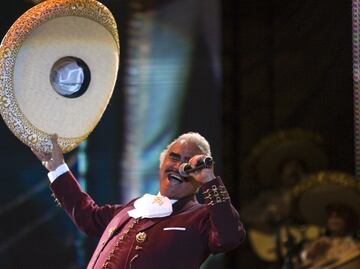 Entre muchas flores, así luce la tumba de Vicente Fernández