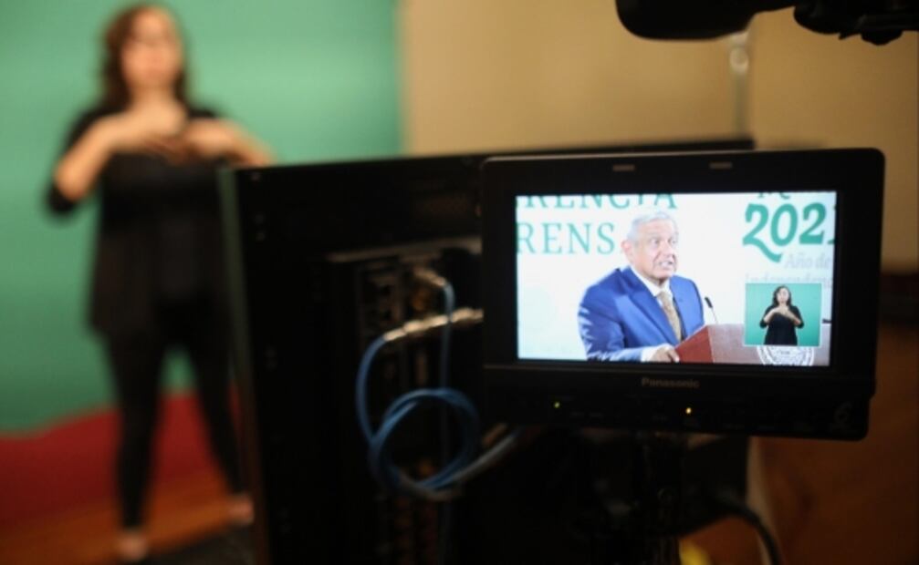 Intérprete habla sobre el reto que es traducir a AMLO en lenguaje de señas