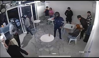 Motociclistas armados someten y roban con violencia a clientes y dueño de negocio en Jiutepec, Morelos 
