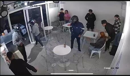 Motociclistas armados someten y roban con violencia a clientes y dueño de negocio en Jiutepec, Morelos 