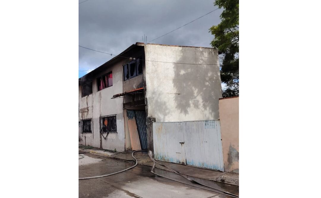 Pobladores de Tlaxcoapan, Hidalgo, incendiaron un domicilio que se señalan como guarida de delincuentes.
Foto: Especial
