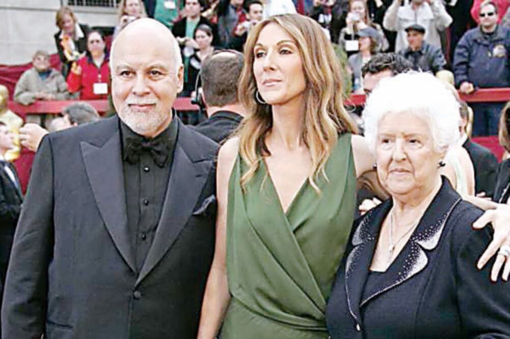 Rene con Celine y su madre; la canadiense ha sido muy unida a su familia (AP)